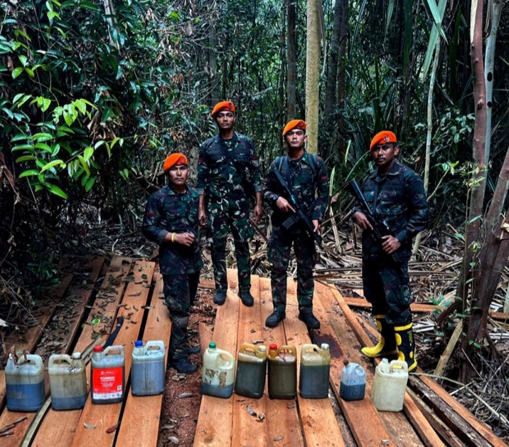 TEMBUS HUTAN RIAU PADAMKAN KARHUTLA, PRAJURIT TNI AU TEMUKAN INDIKASI ILLEGAL LOGING
